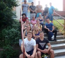 Na schodech před budovou EkoCompu Na schodech před budovou EkoCompu